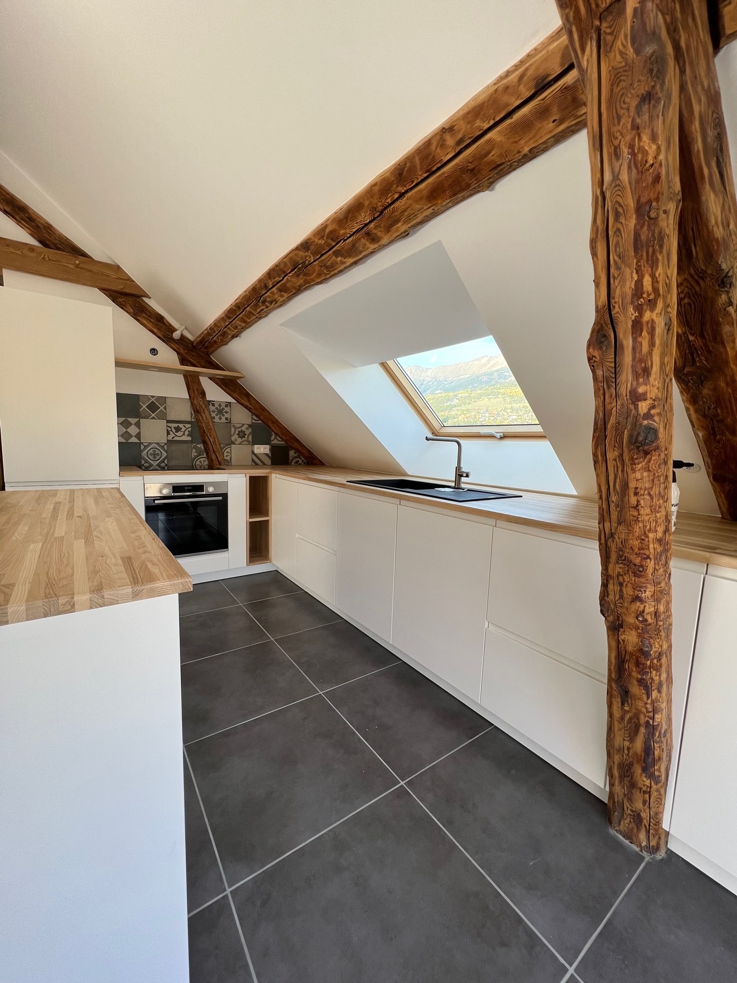Cuisine blanche et bois sous pente