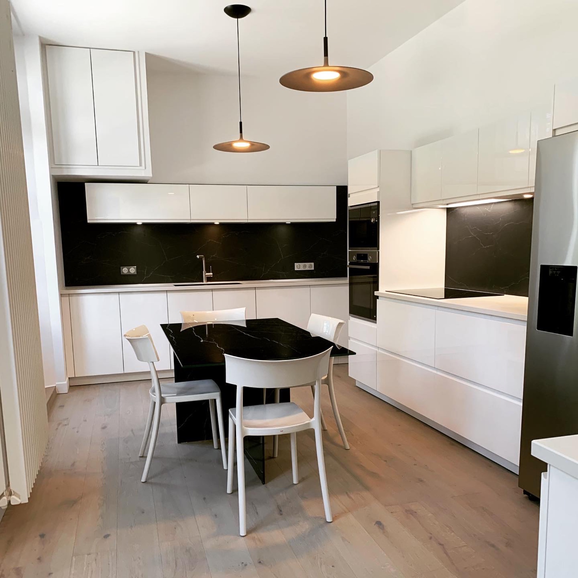 Cuisine blanche sur mesure avec crédence noire