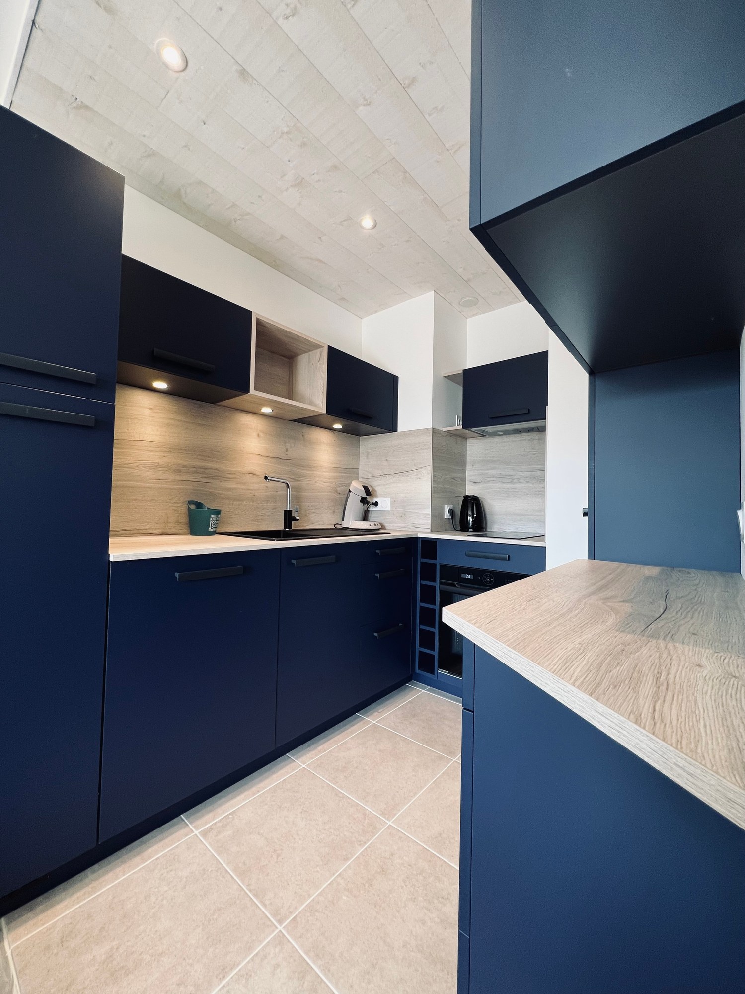 Cuisine bleu nuit et bois clair