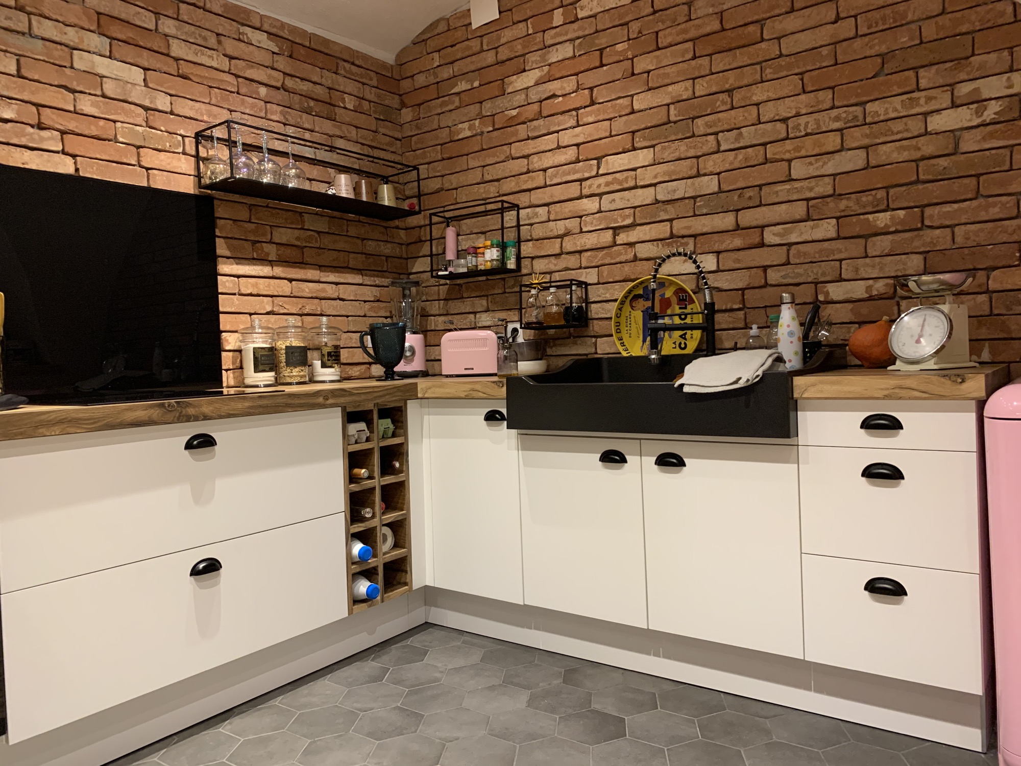 Cuisine blanche avec mur de brique