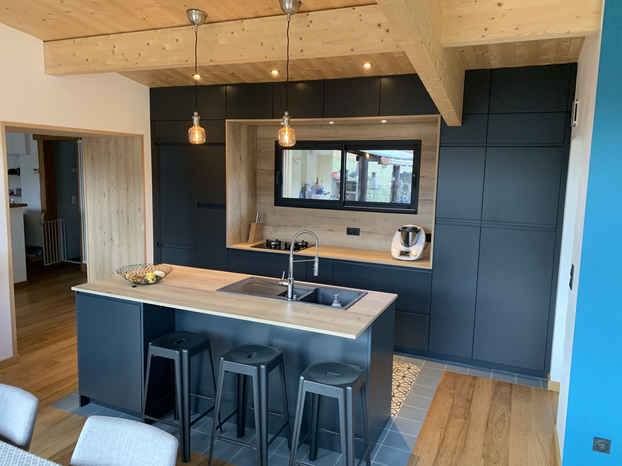 Cuisine noire et bois avec îlot central