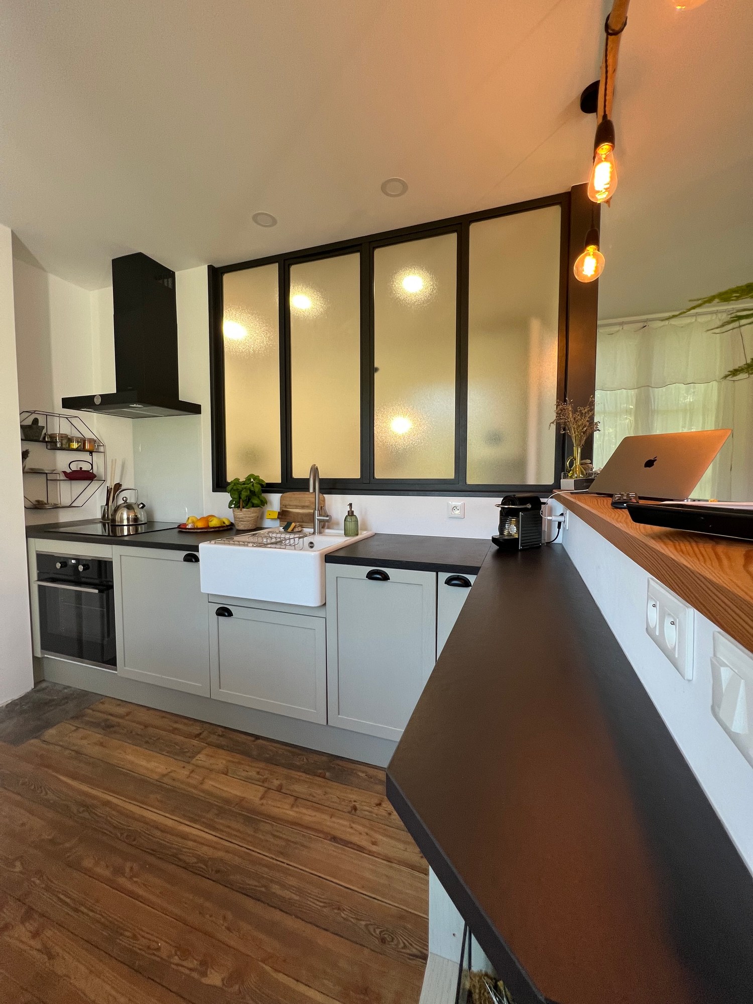 Cuisine et rangements avec verrière