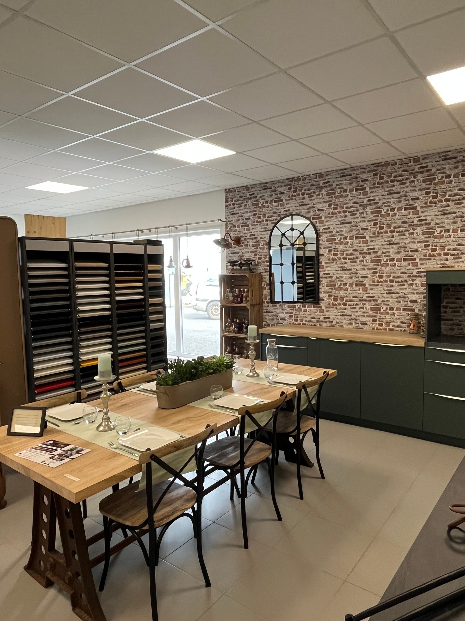 Mobilier en bois dans le showroom