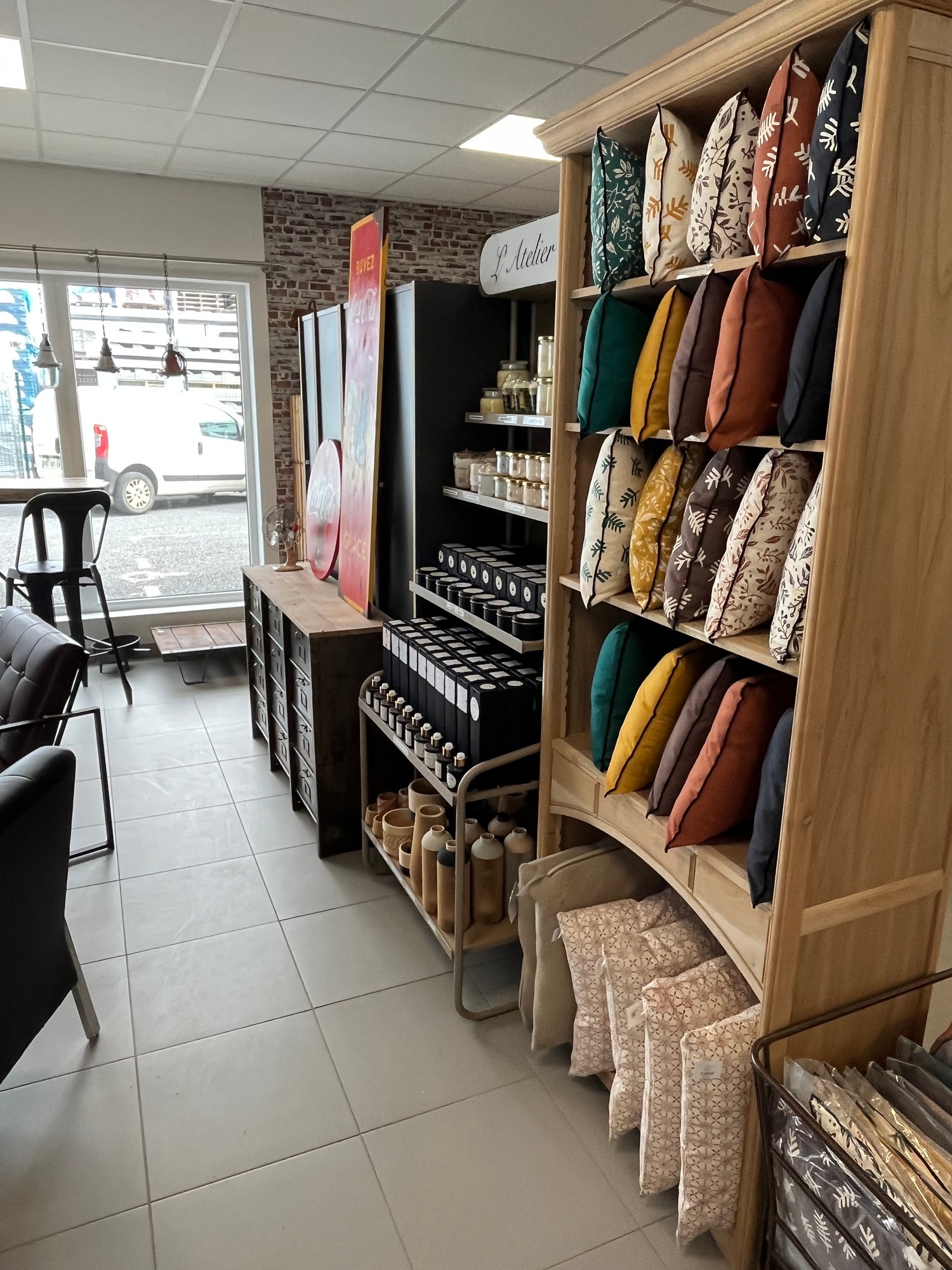 Sélection de textiles et décoration au showroom